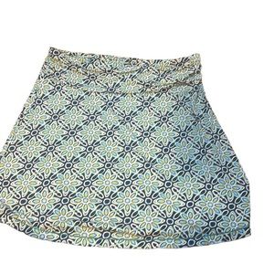 Flower like skirt women’s size large. It is stretchy and in perfect condition